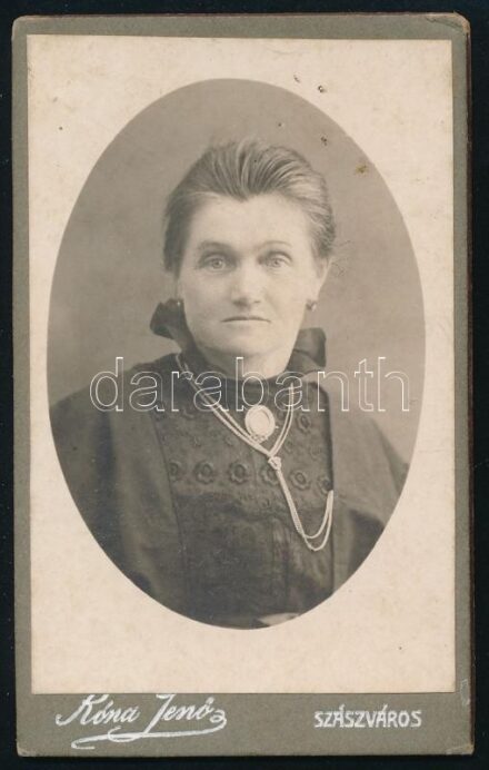 cca 1910 Női portré, keményhátú fotó Róna Jenő szászvárosi műterméből, 10,5×6,5 cm