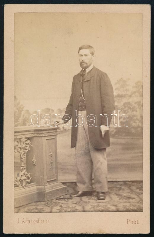 cca 1870 Férfi egész alakos portréja, keményhátú fotó Achtzehner pesti műterméből, 10,5×6,5 cm