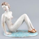 H. Ráhmer Mária (1911-1998): Napozó akt. Festett mázas kerámia, jelzett, kis kopásnyomokkal, mázhibákkal, m: 17,5 cm