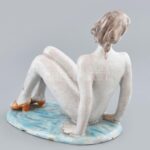 H. Ráhmer Mária (1911-1998): Napozó akt. Festett mázas kerámia, jelzett, kis kopásnyomokkal, mázhibákkal, m: 17,5 cm - Image 2