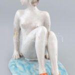 H. Ráhmer Mária (1911-1998): Napozó akt. Festett mázas kerámia, jelzett, kis kopásnyomokkal, mázhibákkal, m: 17,5 cm - Image 3