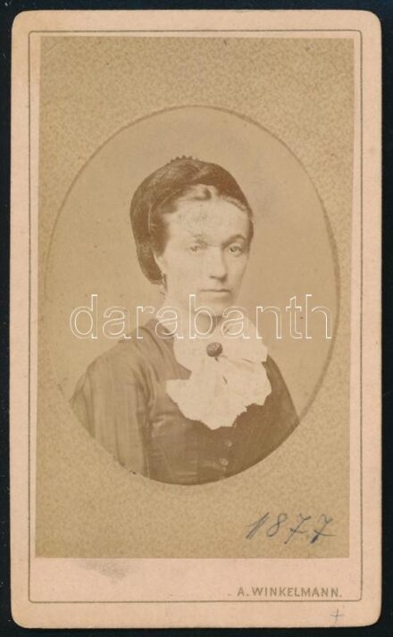 1877 Női portré, keményhátú fotó Winkelmann teplici műterméből, foltos, 10,5×6,5 cm