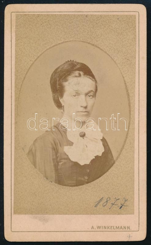 1877 Női portré, keményhátú fotó Winkelmann teplici műterméből, foltos, 10,5×6,5 cm