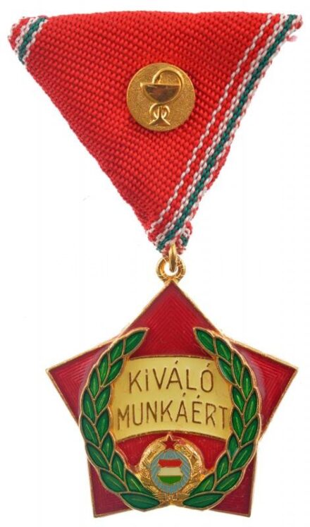 ~1970. 'Kiváló Munkáért' aranyozott, zománcozott fém kitüntetés mellszalagon, az egészségügyben dolgozók számára, eredeti, sérült tokban T:1-