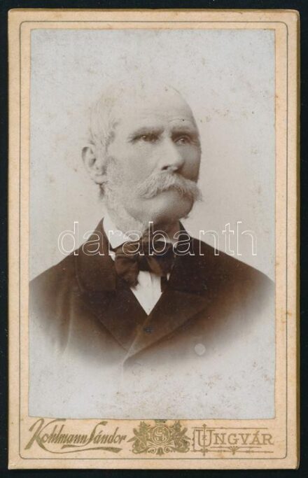 1897 Férfiportré, keményhátú fotó Kohlmann Sándor ungávári műterméből, 10,5×6,5 cm