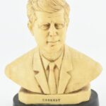 A. Saulini jelzéssel: John Fitzgerald Kennedy az Amerikai Egyesült Államok 35. elnöke. Porított márvány, kopott, m: 17 cm