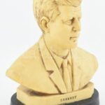 A. Saulini jelzéssel: John Fitzgerald Kennedy az Amerikai Egyesült Államok 35. elnöke. Porított márvány, kopott, m: 17 cm - Image 2