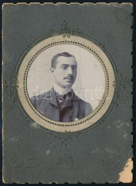 1909 Mai és Társa. Férfi fotója, különleges kinyitható fényképtartóban 13x9 cm