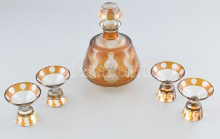 4 személyes Art Deco likőrös készlet, kis lepattanásokkal.