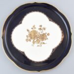 Lindner Echt Kobalt kerek tálca, kézzel festett porcelán, jelzett, kopásnyomokkal, hajszálrepedéssel, d: 34 cm