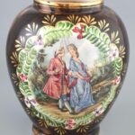 Belga fajansz váza, rokokó jelenetes, kopásnyomokkal, jelzés nélkül, m: 25 cm