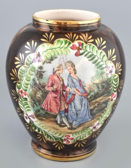 Belga fajansz váza, rokokó jelenetes, kopásnyomokkal, jelzés nélkül, m: 25 cm