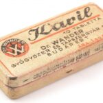 cca 1930 Karil tabletta fém dobozka, Dr. Wander Gyógyszer- és Tápszergyár Rt. Bp., belül reklámmal, kissé kopott, 5x2 cm