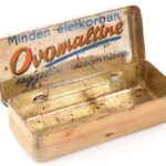 cca 1930 Karil tabletta fém dobozka, Dr. Wander Gyógyszer- és Tápszergyár Rt. Bp., belül reklámmal, kissé kopott, 5x2 cm - Image 2
