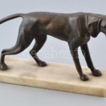 Jelzés nélkül: Vadat álló német vizsla. Öntött, patinázott bronz. Márvány talapzaton, m: 20 cm, h: 32 cm