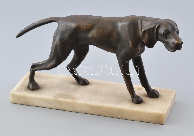 Jelzés nélkül: Vadat álló német vizsla. Öntött, patinázott bronz. Márvány talapzaton, m: 20 cm, h: 32 cm