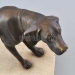 Jelzés nélkül: Vadat álló német vizsla. Öntött, patinázott bronz. Márvány talapzaton, m: 20 cm, h: 32 cm - Image 2