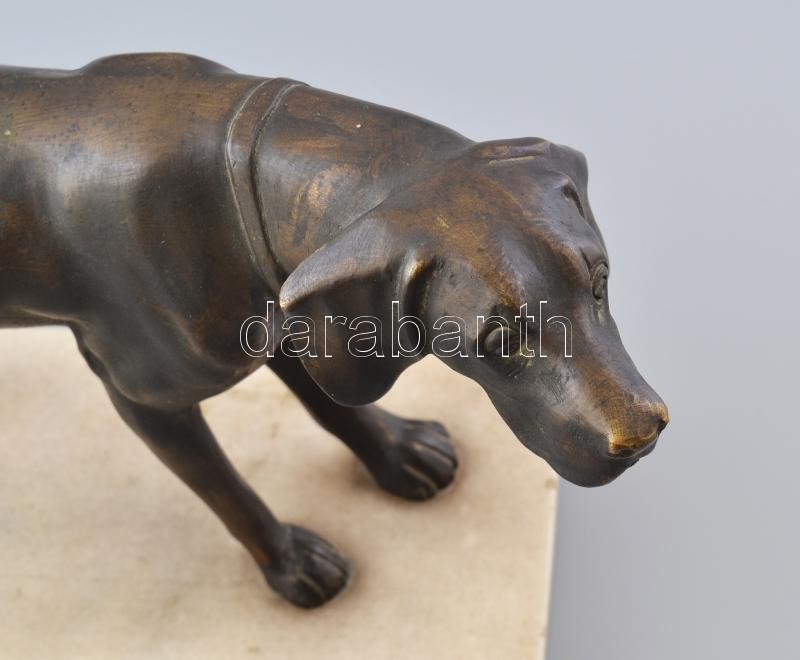 Jelzés nélkül: Vadat álló német vizsla. Öntött, patinázott bronz. Márvány talapzaton, m: 20 cm, h: 32 cm - Image 2