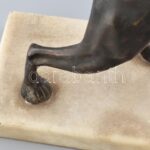 Jelzés nélkül: Vadat álló német vizsla. Öntött, patinázott bronz. Márvány talapzaton, m: 20 cm, h: 32 cm - Image 3