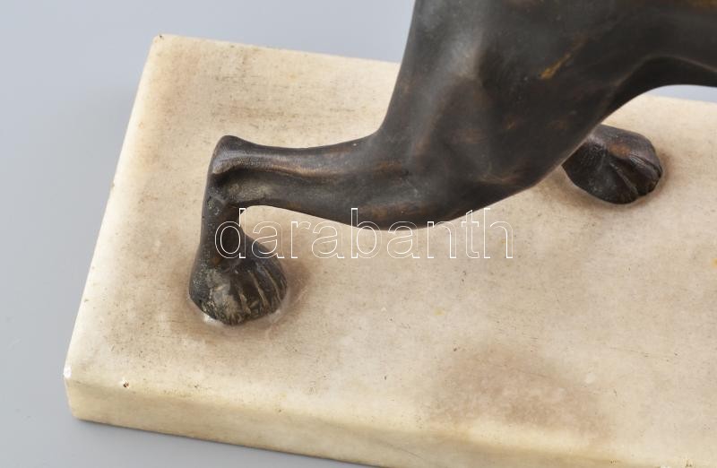 Jelzés nélkül: Vadat álló német vizsla. Öntött, patinázott bronz. Márvány talapzaton, m: 20 cm, h: 32 cm - Image 3