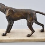 Jelzés nélkül: Vadat álló német vizsla. Öntött, patinázott bronz. Márvány talapzaton, m: 20 cm, h: 32 cm - Image 4