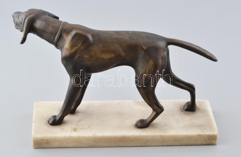 Jelzés nélkül: Vadat álló német vizsla. Öntött, patinázott bronz. Márvány talapzaton, m: 20 cm, h: 32 cm - Image 4