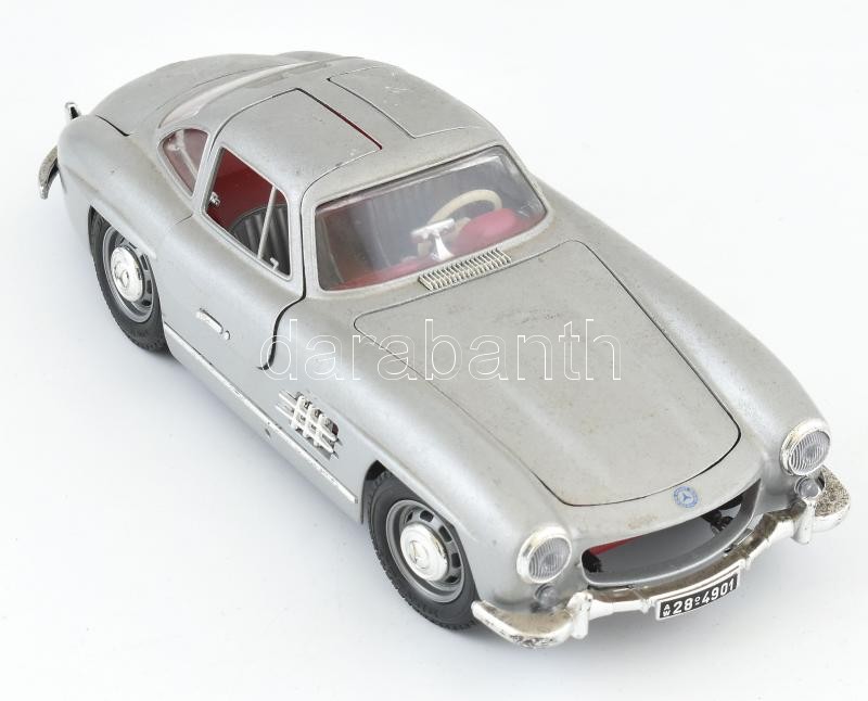 Burago nagy méretű fém játék Mercedes, hűtőrács hiányzik, nyitható 25 cm