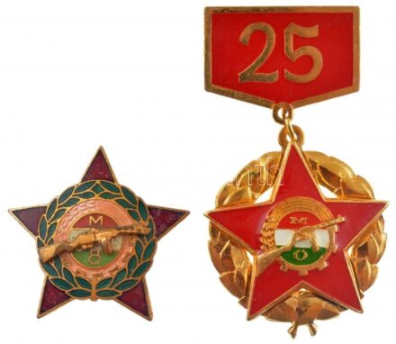 1982. 'Munkásőrség - 25 év' aranyozott, műgyantás jelvény + ~1960. 'Munkásőr' 5 éves szolgálati műgyantás jelvény T:1-,2