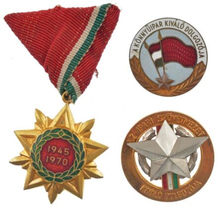 ~1960. 'Könnyűipar Kiváló Dolgozója' aranyozott, zománcozott kitüntető jelvény + 'Az ipari szövetkezet kiváló dolgozója' aranyozott, zománcozott kitüntető jelvény tű nélkül + 1970. 'Felszabadulási Jubileumi Emlékérem'