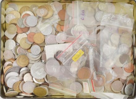 Vegyes, magyar és külföldi érmetétel ~2kg-os súlyban, fém dobozban T:vegyes Mixed, Hungarian and foreign coin lot in metal box (~2kg) C:mixed