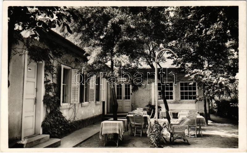 1949 Balatonlelle, Trombitás Penzió, étterem kertje, iroda. Tulajdonos Guttenberger Antal (fl)