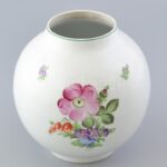 Óherendi díszváza, kézzel festett porcelán, jelzett, hibátlan, m: 19 cm, d: 17 cm