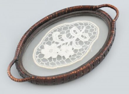 Régi tálca, üvegbetétes rattan kerettel, kopott, 28x16 cm