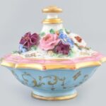 Antik parfümös, plasztikus virágokkal, porcelán, jelzés nélkül, restaurált, m: 9 cm
