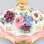 Antik parfümös, plasztikus virágokkal, porcelán, jelzés nélkül, restaurált, m: 9 cm - Image 2