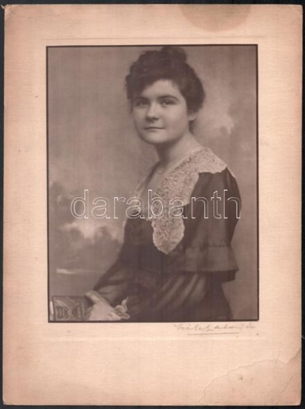 cca 1915 Hölgyportré, Székely Aladár kartonra kasírozott, aláírt felvétele, karton foltos, 22,5×17 cm