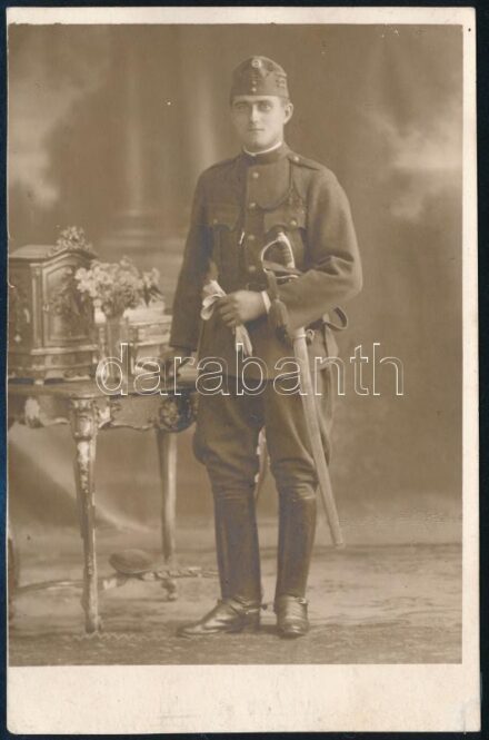 cca 1910-1920 Katona karddal, műtermi fotó, 12×8 cm