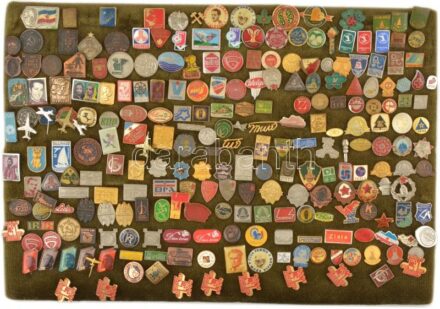 ~250db vegyes külföldi, főleg délszláv szocialista fém jelvény tétel, közte zománcozott, festett és műgyantás jelvények, mind táblára tűzve T:2,2- ~250pcs of mixed socialist metal badge, mostly from the Balkan, wirth enamelled,