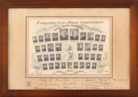 1939-1940 A mátyásföldi Corvin Mátyás reálgimnázium VIII. osztályának végzett növendékei, tablófotó, irredenta jelmondattal, aláírásokkal, üvegezett keretben, 16×22 cm