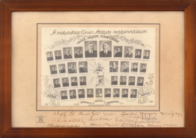 1939-1940 A mátyásföldi Corvin Mátyás reálgimnázium VIII. osztályának végzett növendékei, tablófotó, irredenta jelmondattal, aláírásokkal, üvegezett keretben, 16×22 cm