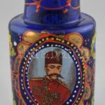Díszváza, matricás, festett üveg, Mozaffar ad-Din Shah Qajar (1853-1906) perzsa Sahh képmásával, kopott, m:14cm