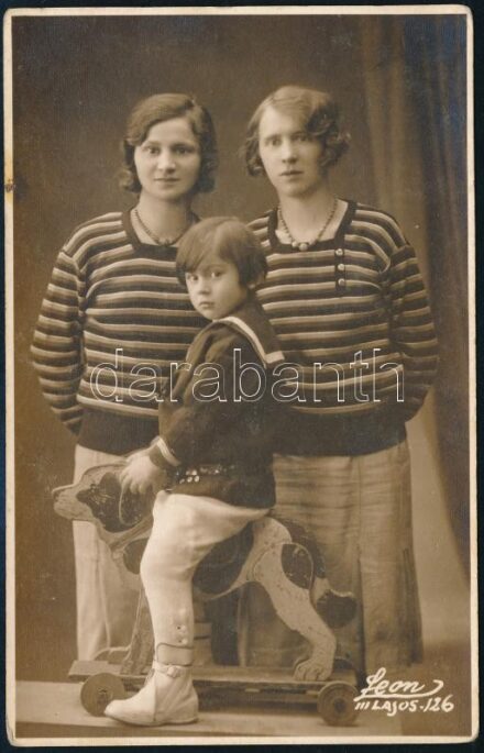cca 1920 Családi portré, fotólap Leon műterméből, 13,5×8,5 cm
