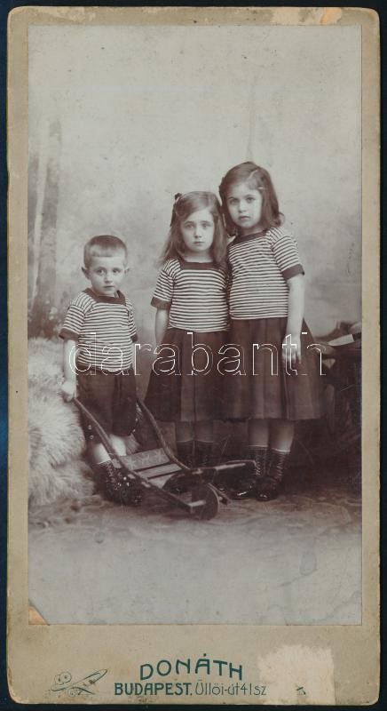 cca 1910 Testvérek csíkosban, keményhátú fotó Donáth budapesti műterméből, sérüléssel, 20,5×10,5 cm