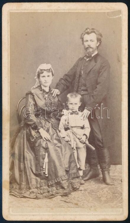 cca 1870 Családi portré, kisfiú puskával, keményhátú fotó, 10,5×6,5 cm