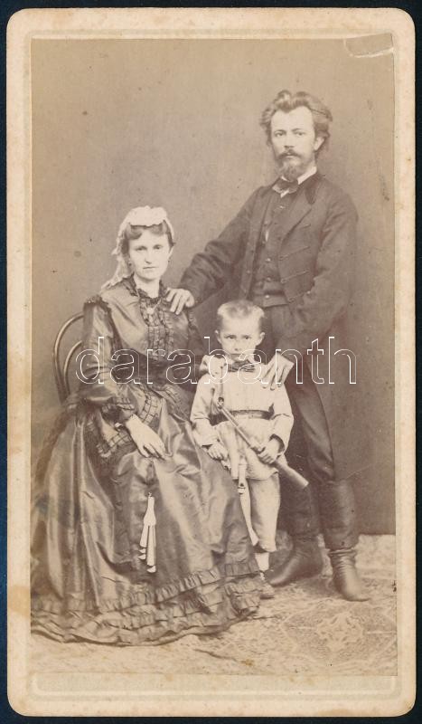 cca 1870 Családi portré, kisfiú puskával, keményhátú fotó, 10,5×6,5 cm