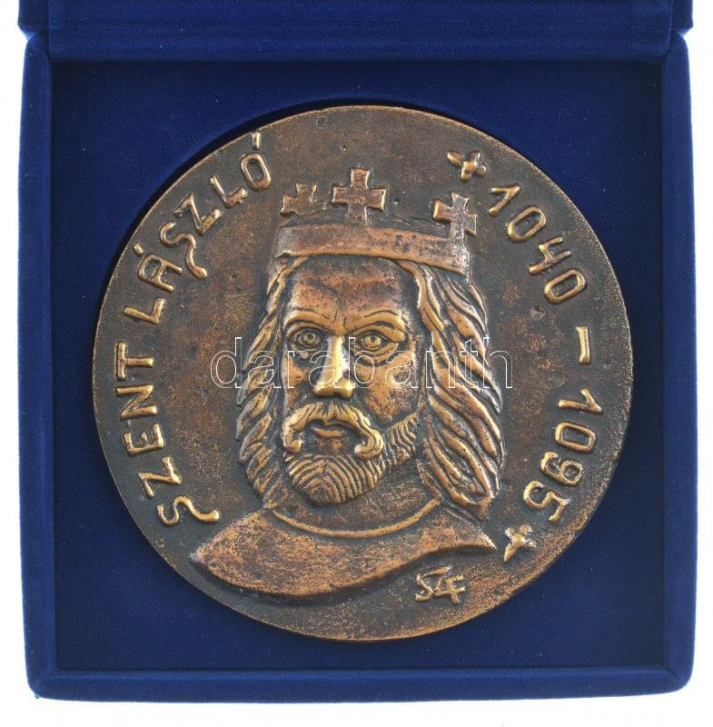 DN 'Szent László 1040 - 1095' egyoldalas, öntött bronz plakett, dísztokban. Szign.: SZF (98mm) T:1-