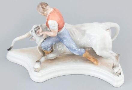 Herendi Toldi, bikával birkózó nagy méretű porcelán. Szarvak letörtek. 30 cm