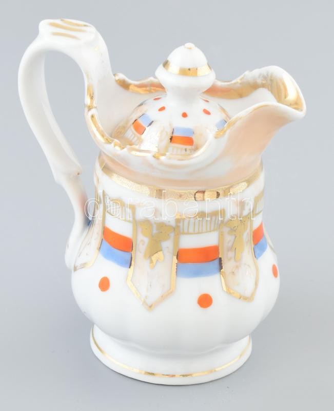 Kis fedeles kiöntő, kézzel festett porcelán, kopott. 13 cm