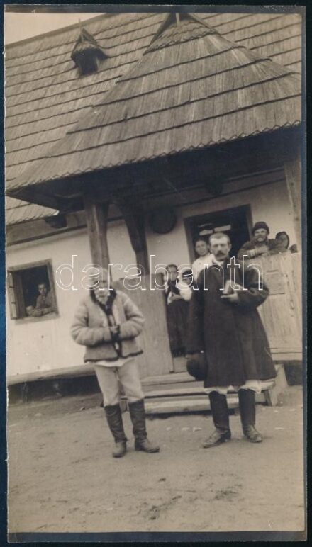 1915 A legöregebb 96 éves csángó és 45 éves fia, hátoldalon feliratozott eredeti fotó, készítette Pásztor Árpád újságíró, jó állapotban, 14,5×8 cm