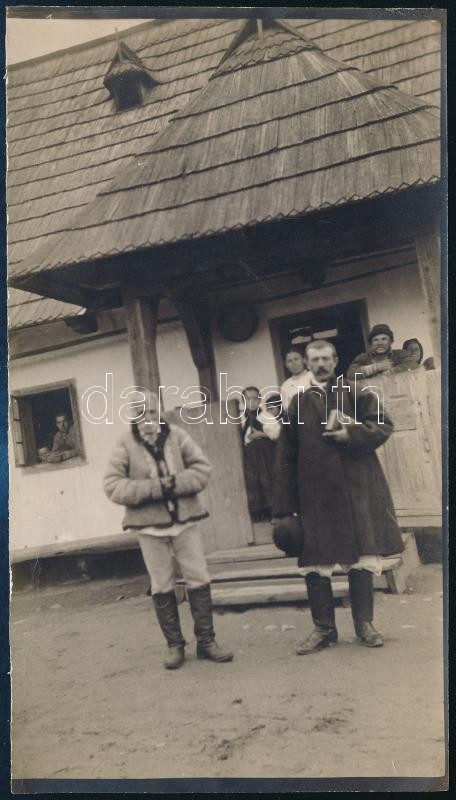 1915 A legöregebb 96 éves csángó és 45 éves fia, hátoldalon feliratozott eredeti fotó, készítette Pásztor Árpád újságíró, jó állapotban, 14,5×8 cm